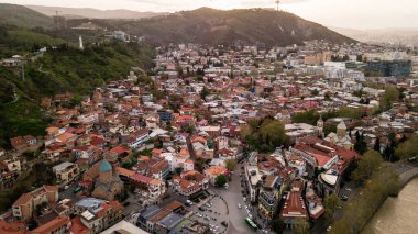 Tiflis 'in merkezinin havadan görünüşü, Kura nehri üzerindeki barış köprüsü. Yüksek kalite fotoğraf