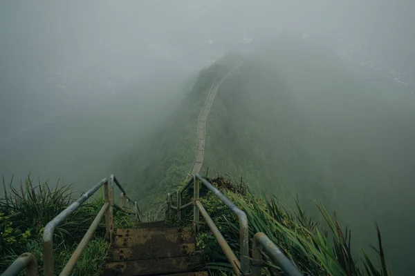 オアフ島の天国への階段を覆う霧ハワイ 高品質の写真 — ストック写真