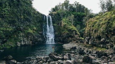 Narnia Wailuku Nehri Şelalesi 'nin havadan görünüşü, büyük ada. Yüksek kalite fotoğraf