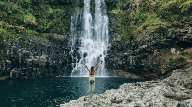 Narnia Wailuku Nehri Şelalesi 'nin havadan görünüşü, büyük ada. Yüksek kalite fotoğraf