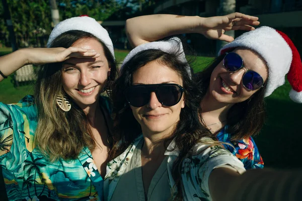 Girls Hawaiian Shirts Sit Beach Christmas Hawaii High Quality Photo — Stock Photo, Image