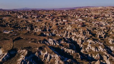 Kapadokya 'daki Kızıl Vadi, Anadolu, Türkiye. Goreme Ulusal Parkı 'ndaki volkanik dağlar.