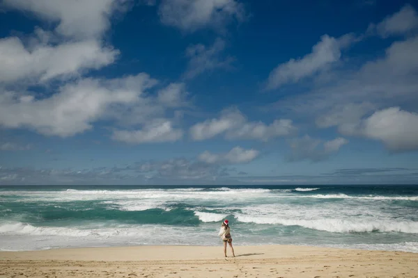 Girl Watching Surf Banzai Pipeline North Shore Island Oahu Hawaii — Stock Photo, Image