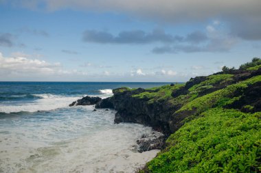 Ohe 'o Gulch' un dramatik şelaleleri Haleakala Ulusal Parkı, Kipahula, Maui, Hawaii, ABD 'de bir köprünün altındaki kayalıklardan aşağı dökülüyor. Yüksek kalite fotoğraf