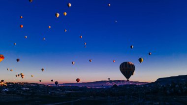 Türkiye 'nin Kapadokya kentindeki renkli sıcak hava balonlarının hava manzarası. Yüksek kalite fotoğraf
