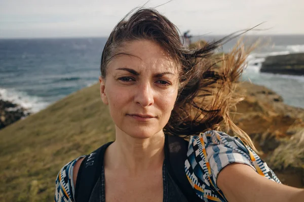Beautiful Girl Makes Selfie Strong Wind Hawaii High Quality Photo — Stock Photo, Image