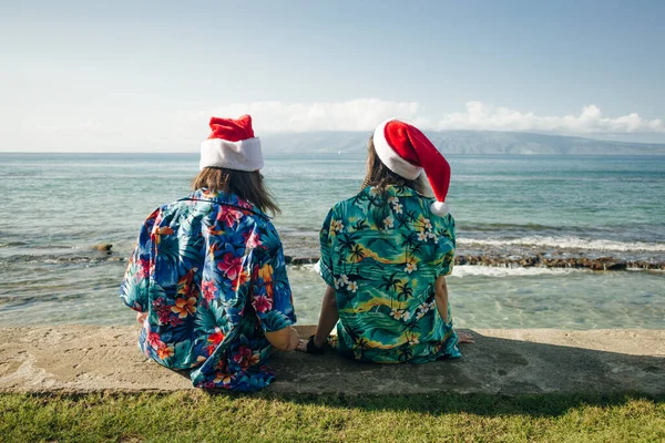 Girls Hawaiian Shirts Sit Beach Christmas Hawaii High Quality Photo — Stock Photo, Image