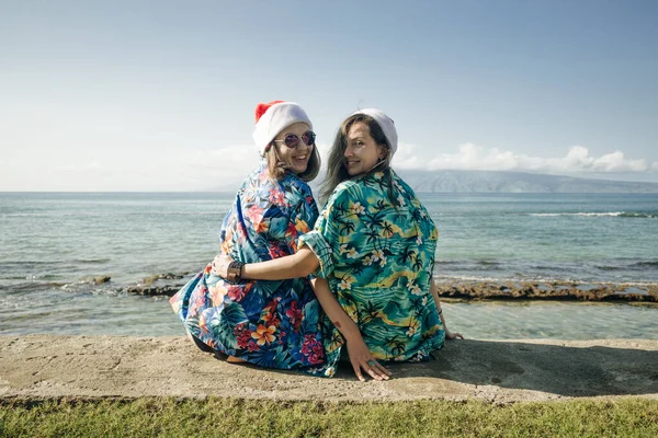 Ragazze Camicie Hawaiane Siedono Sulla Spiaggia Natale Alle Hawaii Foto — Foto Stock