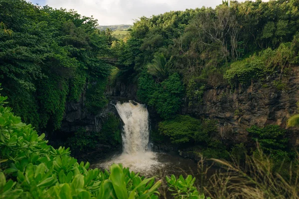 Ohe Gulchの劇的な一連の滝は ハワイ州マウイ島キパフラナショナルパークのハレアカラ国立公園の橋の下の岩をカスケードダウンさせます 高品質の写真 — ストック写真