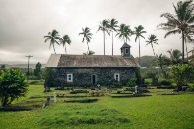 Hawaii, Maui 'deki Hana yolunda Keanae sahilinde siyah lav kayaları var.