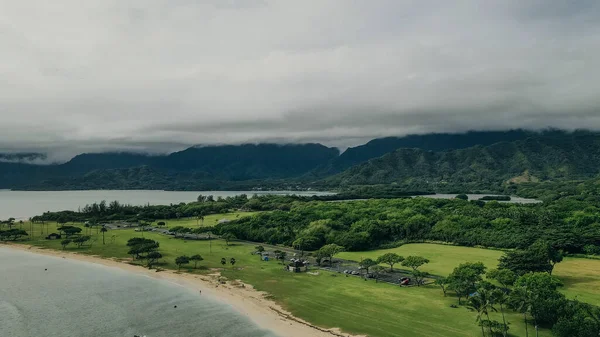 Kualoa海滩和公园的空中景观 背景是Ko Olau山 — 图库照片