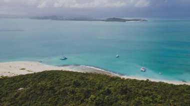 İzole edilmiş Cayo Icacos Porto Riko adasındaki bir sahilin insansız hava aracı görüntüsü. Yüksek kalite fotoğraf