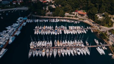Gocek Limanı, gökyüzü manzaralı körfez ve şehir. Akdeniz kıyısı, Fethiye TURKEY. Yüksek kalite fotoğraf