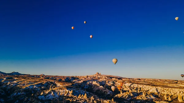 Türkiye Nin Kapadokya Kentindeki Renkli Sıcak Hava Balonlarının Hava Manzarası — Stok fotoğraf