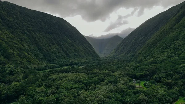 하와이 계곡을 공중에서 내려다본 아름다운 폭포들 안개와 구름으로 뒤덮여 — 스톡 사진