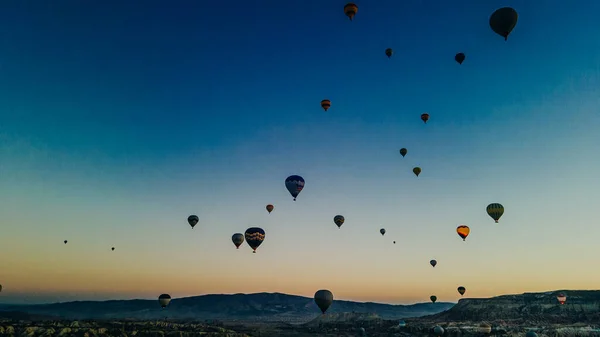 Légi Felvétel Színes Hőlégballonokról Cappadociában Törökországban Kiváló Minőségű Fénykép — Stock Fotó