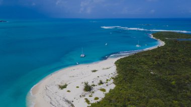 İzole edilmiş Cayo Icacos Porto Riko adasındaki bir sahilin insansız hava aracı görüntüsü. Yüksek kalite fotoğraf