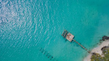 İzole edilmiş Cayo Icacos Porto Riko adasındaki bir sahilin insansız hava aracı görüntüsü. Yüksek kalite fotoğraf