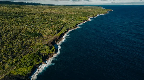 Tiro Aéreo Ondas Colidindo Com Uma Costa Rocha Lava Havaiana — Fotografia de Stock