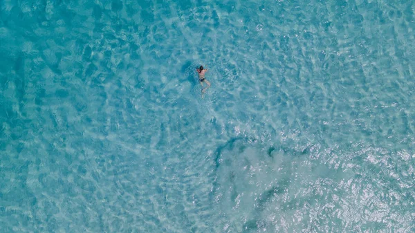 Couple Femmes Flottant Dans Océan Bleu Clair Vue Aérienne Photo — Photo