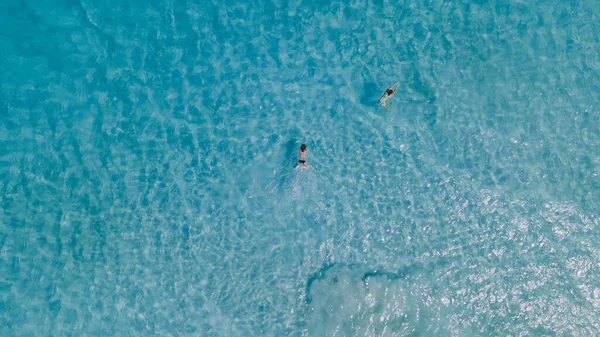 Par Mujeres Flotando Océano Azul Claro Vista Aérea Foto Alta — Foto de Stock