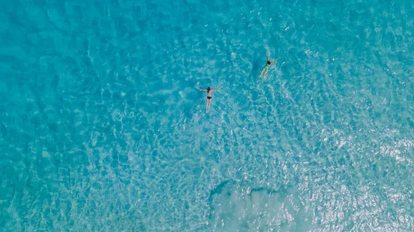 Casal Mulheres Flutuar Num Oceano Azul Claro Vista Aérea Foto — Fotografia de Stock