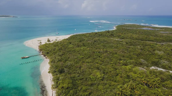 İzole edilmiş Cayo Icacos Porto Riko adasındaki bir sahilin insansız hava aracı görüntüsü. Yüksek kalite fotoğraf