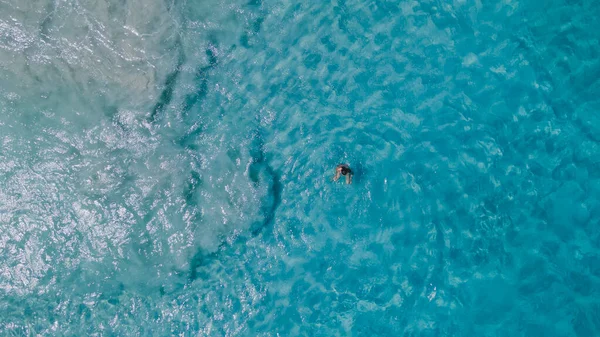 Casal Mulheres Flutuar Num Oceano Azul Claro Vista Aérea Foto — Fotografia de Stock