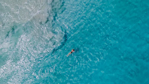 Casal Mulheres Flutuar Num Oceano Azul Claro Vista Aérea Foto — Fotografia de Stock