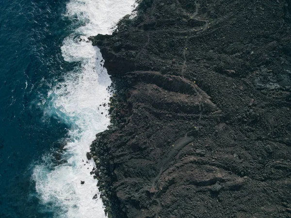 Vue Aérienne Vagues Écrasant Sur Une Côte Rocheuse Lave Hawaïenne — Photo