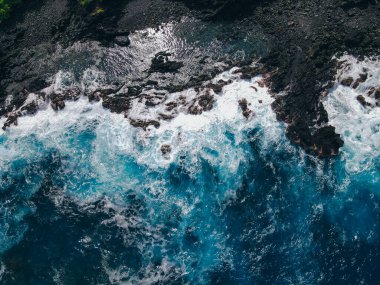 Havadan çekilen dalgalar Hawaii 'deki bir lav kayasına çarpıyor. İHA. Yüksek kalite fotoğraf