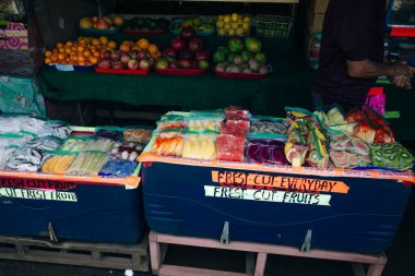 Alışveriş merkezinde ya da markette egzotik yaz meyveleri seriliydi. Yüksek kalite fotoğraf