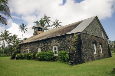 Hawaii, Maui 'deki Hana yolunda Keanae sahilinde siyah lav kayaları var.