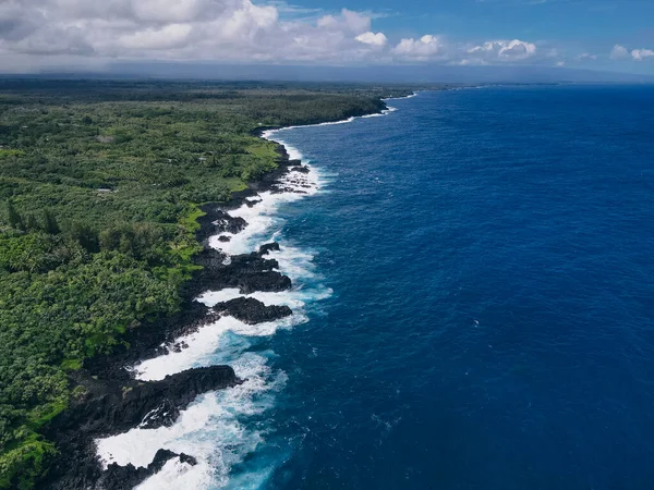 하와이 해안으로 파도가 돌진하는 공중에서 보았다 고품질 — 스톡 사진