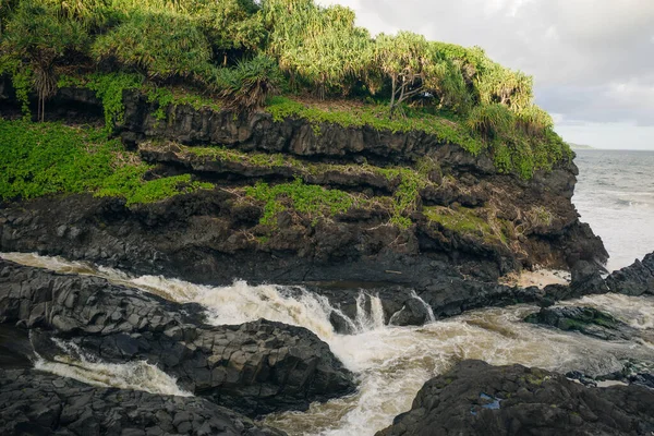 Az Oheo-öböl vízeséseinek drámai sorozata a Haleakala Nemzeti Parkban, Maui, Hawaii — Stock Fotó