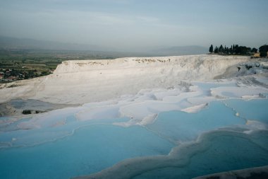 Pamukkale 'deki doğal travertin havuzları ve terasları. Türkiye 'nin güneybatısındaki pamuk kale. Yüksek kalite fotoğraf