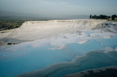 Pamukkale 'deki doğal travertin havuzları ve terasları. Türkiye 'nin güneybatısındaki pamuk kale. Yüksek kalite fotoğraf