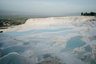 Pamukkale 'deki doğal travertin havuzları ve terasları. Türkiye 'nin güneybatısındaki pamuk kale. Yüksek kalite fotoğraf