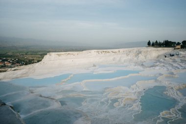 Pamukkale 'deki doğal travertin havuzları ve terasları. Türkiye 'nin güneybatısındaki pamuk kale. Yüksek kalite fotoğraf