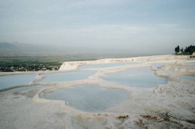 Pamukkale 'deki doğal travertin havuzları ve terasları. Türkiye 'nin güneybatısındaki pamuk kale. Yüksek kalite fotoğraf