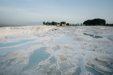 Pamukkale 'deki doğal travertin havuzları ve terasları. Türkiye 'nin güneybatısındaki pamuk kale. Yüksek kalite fotoğraf