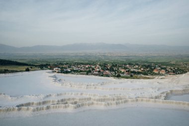Pamukkale 'deki doğal travertin havuzları ve terasları. Türkiye 'nin güneybatısındaki pamuk kale. Yüksek kalite fotoğraf
