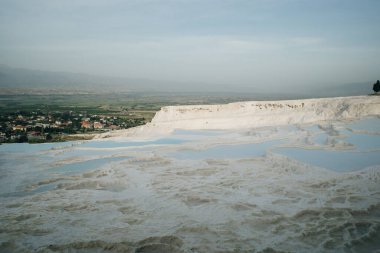 Pamukkale 'deki doğal travertin havuzları ve terasları. Türkiye 'nin güneybatısındaki pamuk kale. Yüksek kalite fotoğraf