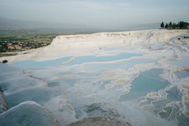 Pamukkale 'deki doğal travertin havuzları ve terasları. Türkiye 'nin güneybatısındaki pamuk kale. Yüksek kalite fotoğraf