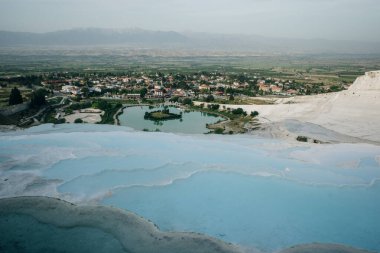 Pamukkale 'deki doğal travertin havuzları ve terasları. Türkiye 'nin güneybatısındaki pamuk kale. Yüksek kalite fotoğraf