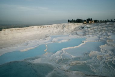 Pamukkale 'deki doğal travertin havuzları ve terasları. Türkiye 'nin güneybatısındaki pamuk kale. Yüksek kalite fotoğraf