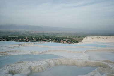 Pamukkale 'deki doğal travertin havuzları ve terasları. Türkiye 'nin güneybatısındaki pamuk kale. Yüksek kalite fotoğraf