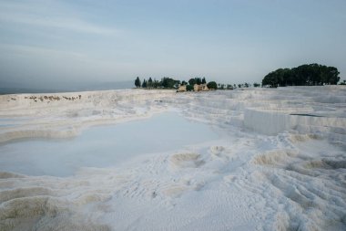 Pamukkale 'deki doğal travertin havuzları ve terasları. Türkiye 'nin güneybatısındaki pamuk kale. Yüksek kalite fotoğraf
