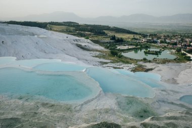 Pamukkale 'deki doğal travertin havuzları ve terasları. Türkiye 'nin güneybatısındaki pamuk kale. Yüksek kalite fotoğraf