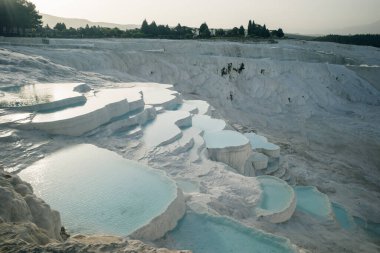 Pamukkale 'deki doğal travertin havuzları ve terasları. Türkiye 'nin güneybatısındaki pamuk kale. Yüksek kalite fotoğraf